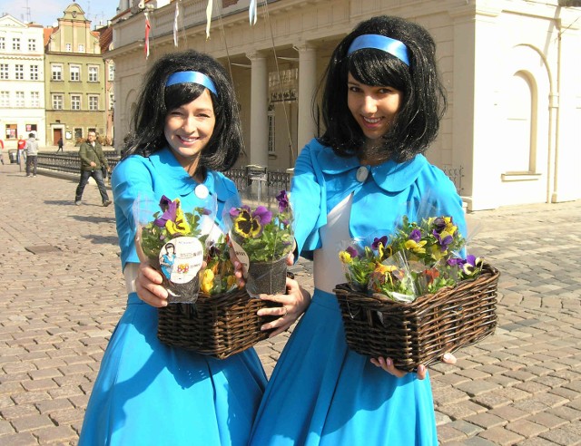 Taka woda zdrowia doda

Czarnowłosa Hanka - bohaterka retro-plakatów Aquanetu zmultiplikowała się i zeszła na Stary Rynek. Piękne dziewczyny rozdawały poznaniakom kwiaty i życzyły miłego dnia. Kto je widział, na pewno uznał, że był miły.

Data: 22 marca, Światowy Dzień Wody

Zobacz zdjęcia i wideo