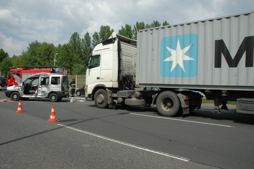 Wypadek na DTŚ: Zderzenie ciężarówki z fiatem doblo