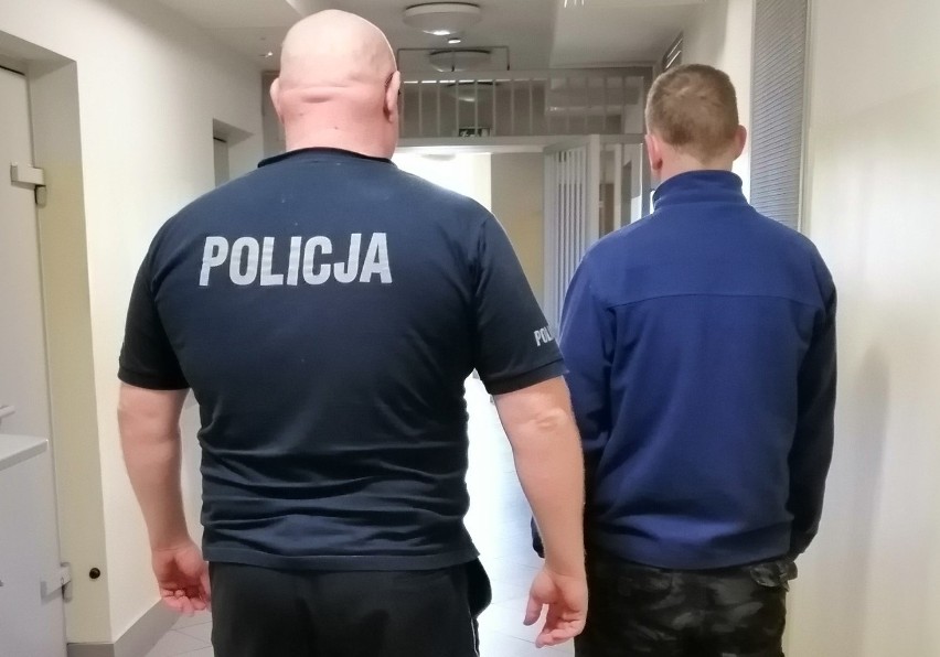Policja w Piotrkowie zatrzymała 5 osób zajmujacych się...