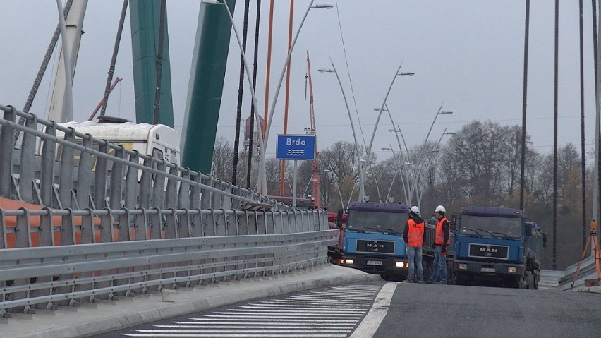 Trwają kolejne próby obciążeniowe mostu na Trasie