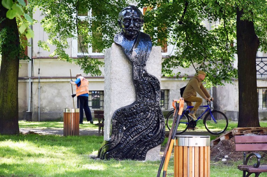 Pomnik Witosa przeniesiony, stoi w centrum Legnicy