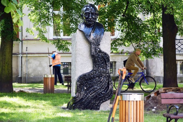 Pomnik Witosa przeniesiony, stoi w centrum Legnicy