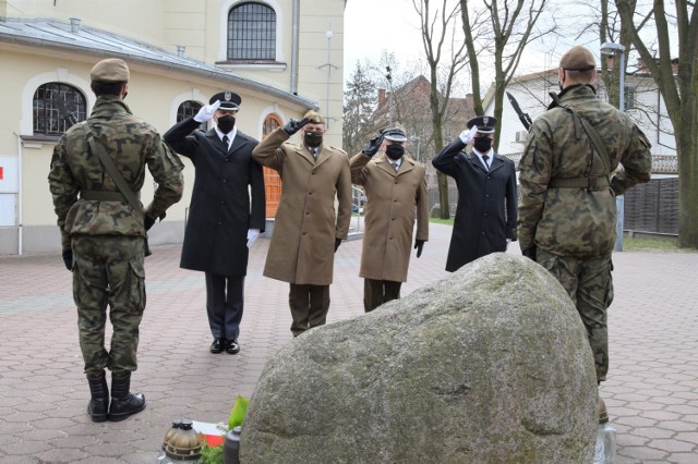 Z powodu pandemii koronawirusa tegoroczne obchody 81. rocznicy zbrodni katyńskiej i 11. rocznicy katastrofy smoleńskiej ograniczono do złożenia przez delegacje wieńców przy Dębie Pamięci na dziedzińcu kościoła garnizonowego