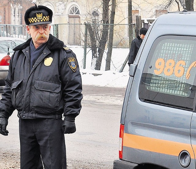 Czy pobłażliwość prokuratury to sygnał: "można lać policjanta lub strażnika, będzie tylko dozorek"?