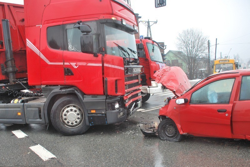 Wypadek w Ciągowicach: Fiat punto zderzył się z ciężarówką. Dwie osoby są ranne