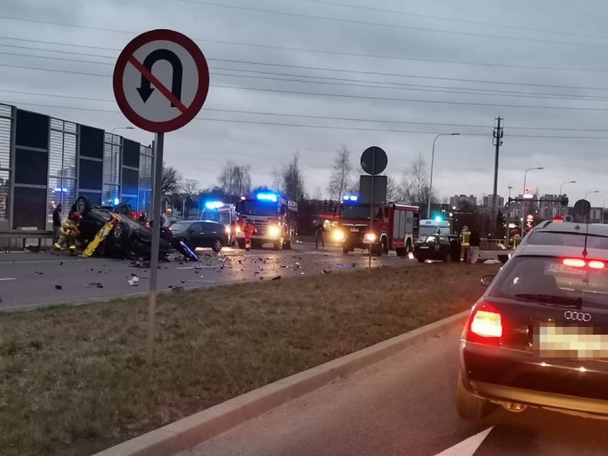 Poważny wypadek w rejonie lubelskiego Felina. Sześć osób jest ciężko rannych. Jedno z aut dachowało. Zobacz zdjęcia