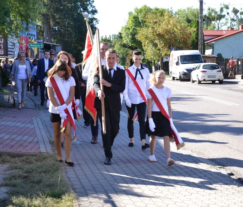 Rozpoczęcie roku szkolnego 2022/23 w Kikole i złożenie kwiatów pod pomnikiem [zdjęcia]