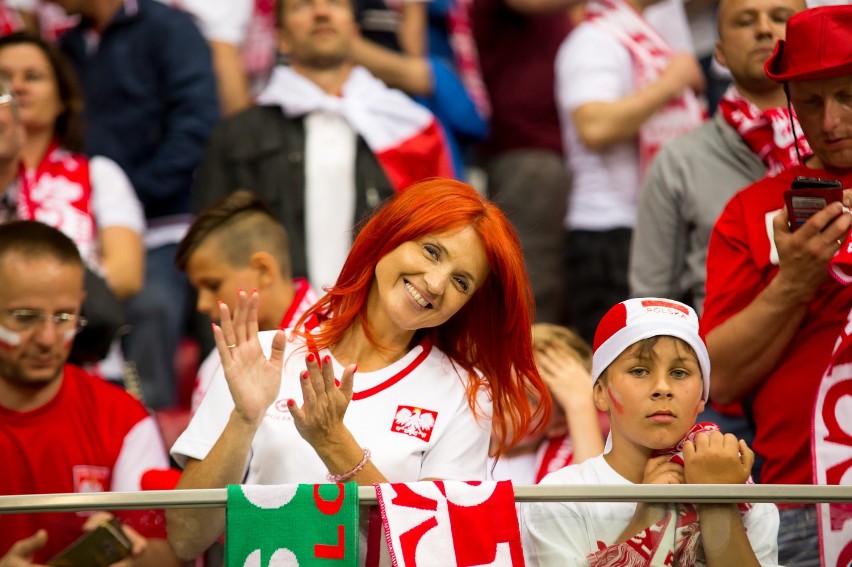 Mecz Polska - Rumunia: Piękne kibicki i polscy patrioci na...