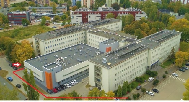 W Szpitalu Miejskim w Sosnowcu kolejne osoby otrzymały pozytywny wynik na koronawirusa. Szpital wprowadził też osobne wejście dla przyszłych mam. Ciężarne pacjentki Oddziału Ginekologiczno-Położniczego powinny zgłaszać się do osobnego wejścia, tak jak pokazuje strzałka na zdjęciu