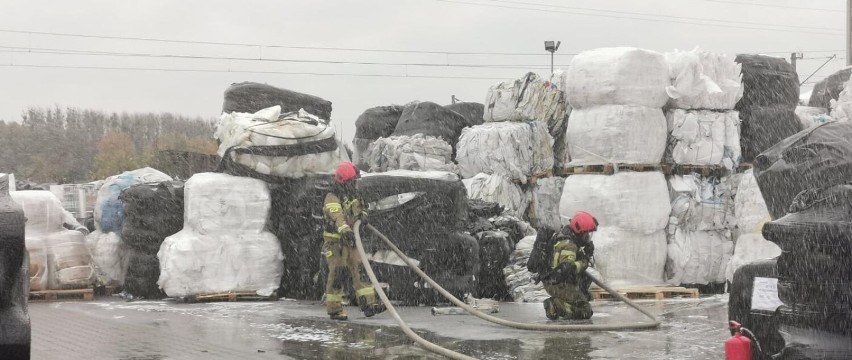 Pożar składowiska tworzyw sztucznych - ćwiczenia strażackie w Gronowie Górnym