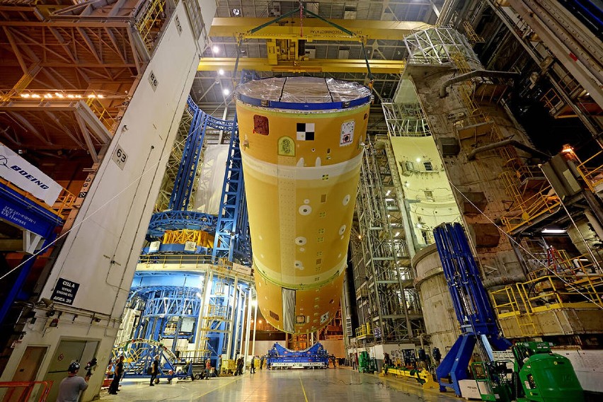 Zdjęcia z budowy rakiety, która wyniesie pojazd Orion w...
