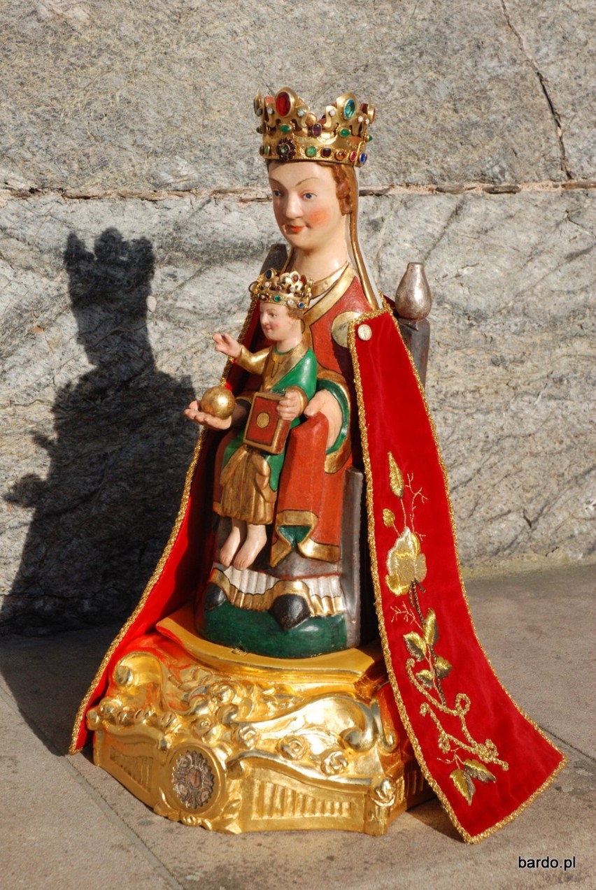 Niesamowita, ponad tysiącletnia figurka Matki Bożej Bardzkiej to największa atrakcja Barda