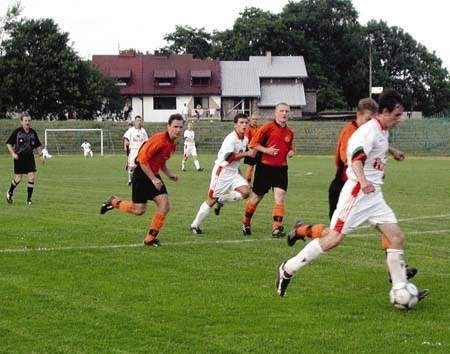 W pierwszym meczu sezonu 2002/2003 GKS Tychy zmierzy się na wyjeździe z Walką Zabrze, w drugim u siebie z Czarnymi Sosnowiec. Fot. ZBIGNIEW MARSZAŁEK