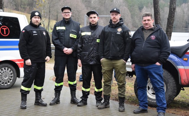 Strażacy z OSP w Słosinku nad jezioro Lednik przyjechali prywatnymi samochodami