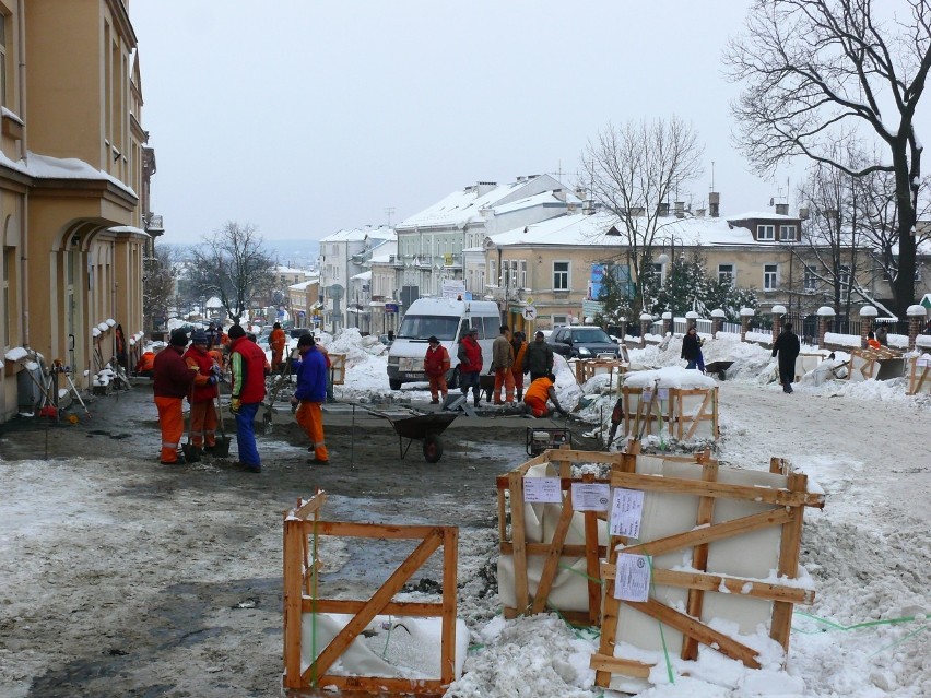 Mimo śniegu chodnik przy Lubelskiej w Chełmie jest kończony