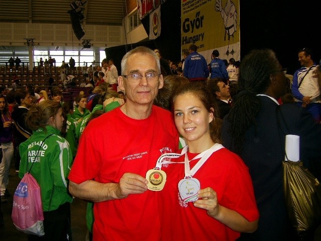 Potrójna medalistka Martyna Albanowska z trenerem Zdzisławem Nowakiem