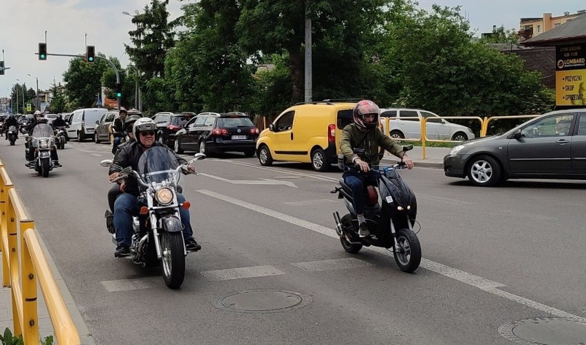 VIII Zlot Motocyklowy w Żmudzi. Nie zabrakło parady z udziałem motocyklistów. Zobacz zdjęcia