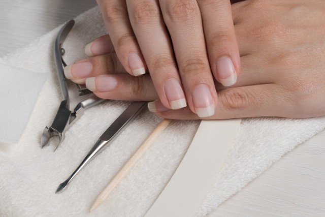 Błyszczące paznokcie to efekt, który można uzyskać bez pomocy lakieru, a z użyciem delikatnej polerki.