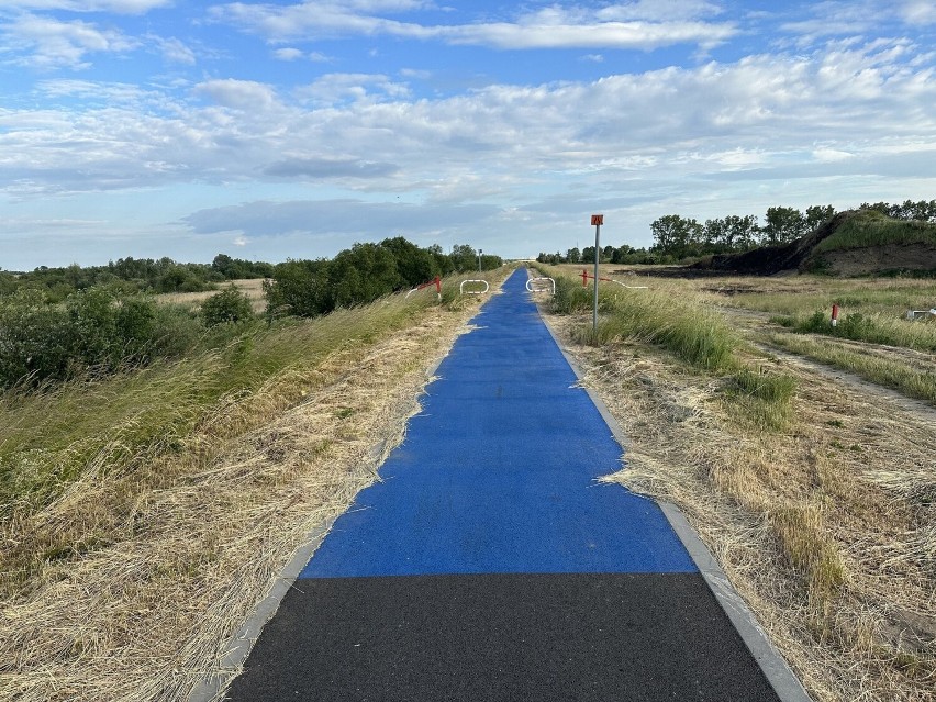 Fragment niebieskiej trasy rowerowej niedaleko zjazdu na...