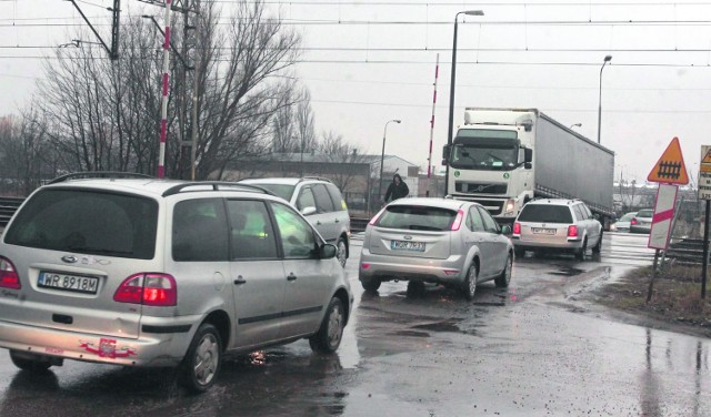 Po zamknięciu przejazdu na ulicy Młodzianowskiej znaczna część samochodów, w tym także dużych ciężarówek, będzie teraz przedzierać się przez wąski i często zatłoczony przejazd na ulicy Wjazdowej.