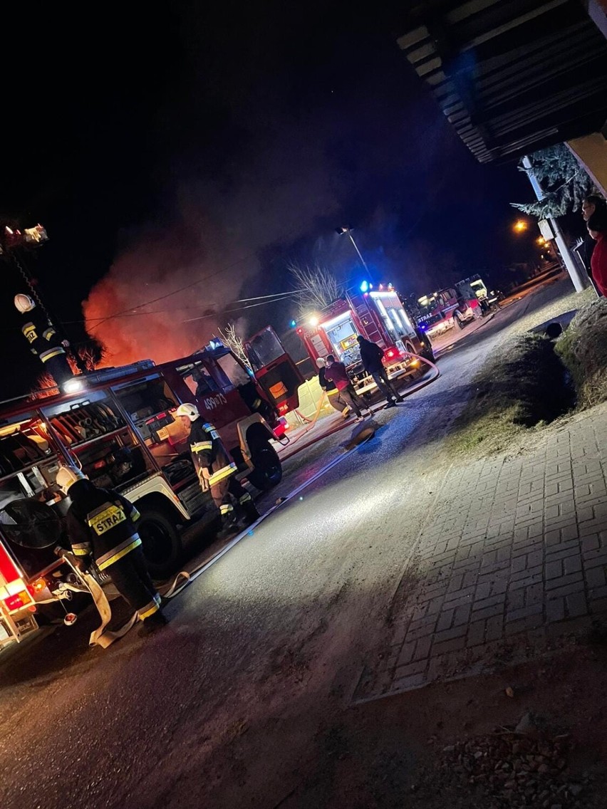 Pożar w gminie Przystajń. Strażacy walczyli z ogniem w pustostanie 