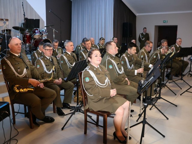 Na scenie pojawiła się wojskowa orkiestra dęta z Torunia, pod batutą st. sierż. Kamila Lewandowskiego.
