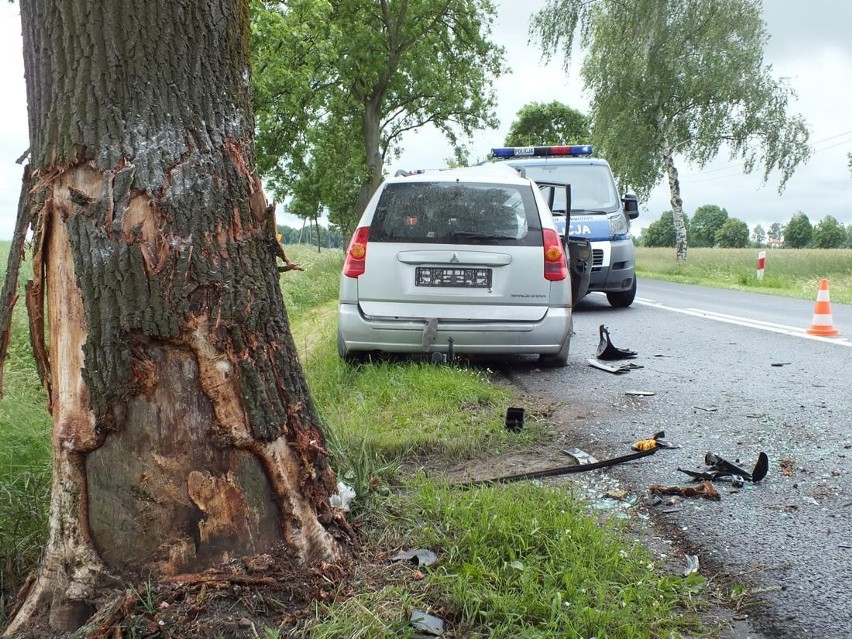 Krajenka: Wypadek na trasie Blękwit-Krajenka. Uderzył w drzewo przed Krajenką [ZDJĘCIA]