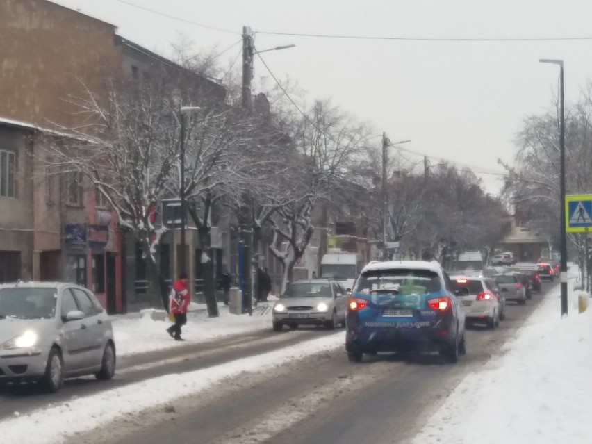 Bełchatów: Miasto w zimowej szacie. Na drogach i chodnikach ślisko
