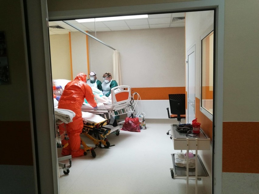Przybywa zarażonych na oddziale covidowym w Pleszewie. Przy chorych jest personel medyczny pleszewskiego szpitala