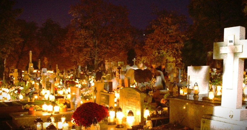 Zabytkowe cmentarze w Kaliszu po zmroku. Oświetlone zniczami...