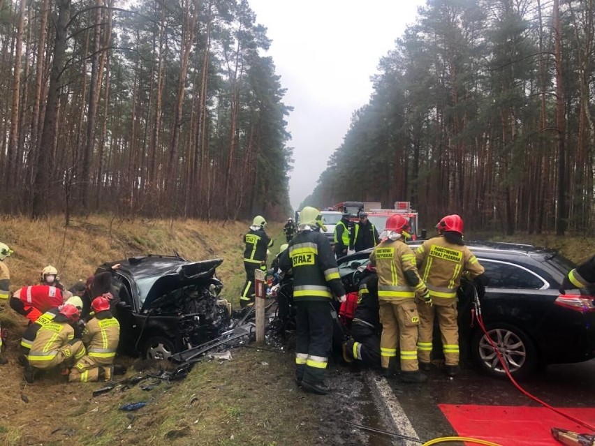 Tragiczny wypadek pod Zbąszyniem. Pasażerka VW zmarła w szpitalu [ZDJĘCIA]