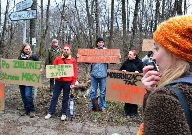 Manifestacja w obronie drzew na Bulwarach Straceńskich w Bielsku-Białej