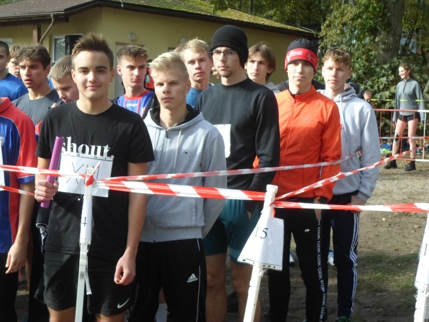 Malbork-Człuchów. Biegacze II LO w dziesiątce sztafet przełajowych w województwie pomorskim 