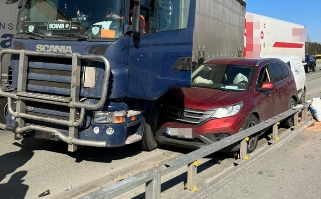 Do zderzenia kilku pojazdów doszło w czwartek (10 marca) około godziny 10 na autostradzie A1 między Kamieńskiem a Piotrkowem Trybunalskim.