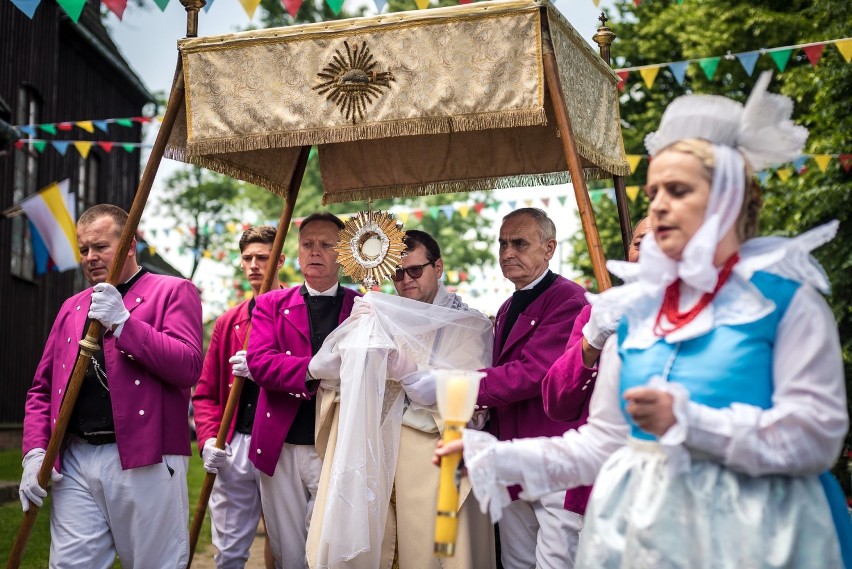 Domachowo. Procesja wokół kościoła do czterech ołtarzy, czyli Boże Ciało 2020 [ZDJĘCIA] 