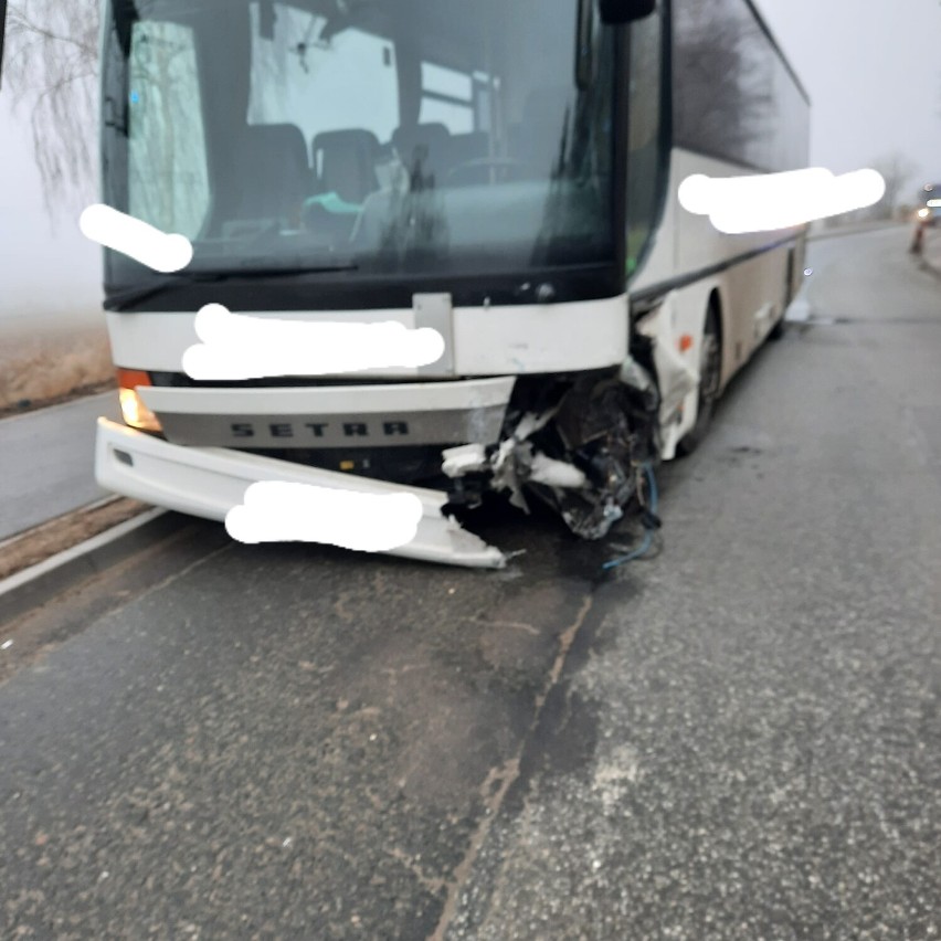 Wypadek w Sobótce. Autobus zderzył się z dwoma samochodami