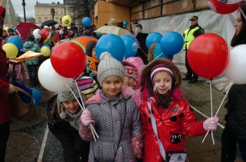 Społeczne Towarzystwo Oświatowe w Słupsku: Marsz ulicami miasta z okazji 25-lecia szkoły [ZDJĘCIA]