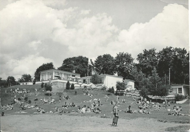 Sieraków. Plaża przy słoneczku nad Jeziorem Jaroszewskim. Koniec lat 70.