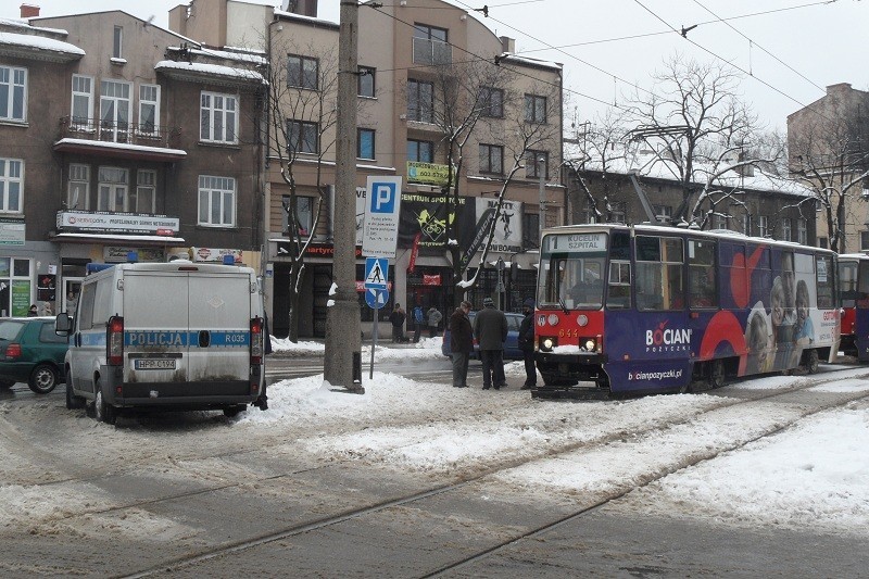 Częstochowa: Na rondzie Mickiewicza tramwaj potrącił 80-letnią kobietę [ZDJĘCIA]