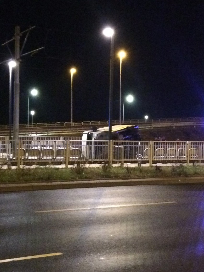 Bus wylądował na torowisku. Kolizja przed mostem Pionierów [ZDJĘCIA]