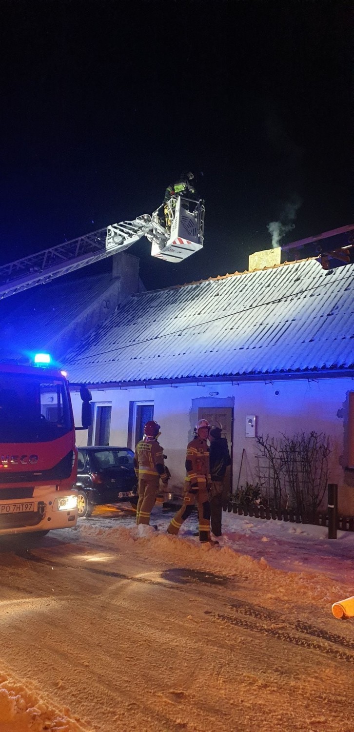 Gmina Skoki. Strażacy zostali wezwani do zadymionego budynku wielorodzinnego 