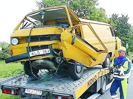 Zmęczeni kierowcy, jadący przez Polskę tranzytem, często powodują w okolicach Koła poważne wypadki. Tak jak Litwin z tego rozbitego busa.