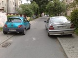 Straż miejska w Jeleniej Górze pokazuje przykłady beznadziejnego parkowania aut