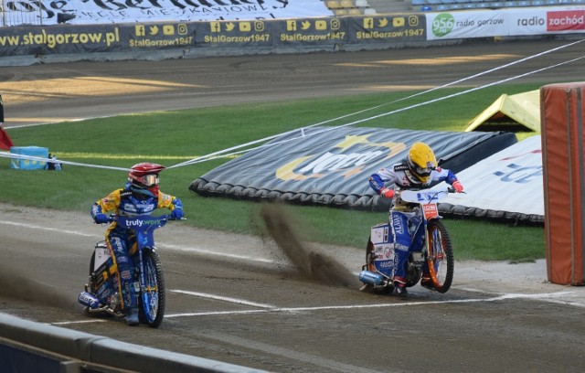 8 WNIOSKÓW PO MECZU STAL – UNIA:  TROCHĘ LODU NA GŁOWĘ I STARTY DO POPRAWKI

Moje Bermudy Stal Gorzów w inauguracyjnej kolejce PGE Speedway Ekstraligi przegrała z Fogo Unią Leszno 41:49. Przyjrzeliśmy się różnym elementom żużlowego rzemiosła, by zobaczyć, z czego kibice można się jednak cieszyć, a co powinno pójść do poprawki. Zapraszamy do lektury.

Do kolejnych slajdów można przechodzić za pomocą gestów lub strzałek.

Czytaj również:
Moje Bermudy Stal Gorzów – Fogo Unia Leszno |ZDJĘCIA

