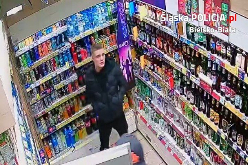 Pobicie przed sklepem Żabka w Bielsku-Białej. Zaatakował 18-latka. Rozpoznajesz podejrzanego?