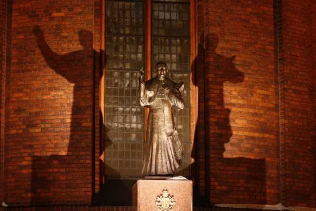 Pomnik Jana Pawła II stoi między innymi w Chojnicach