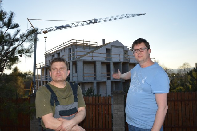 Jacek Tabasz (z lewej) ma teraz widok na blok. Dariusz Woźniak (z prawej) nie chce takiego u siebie