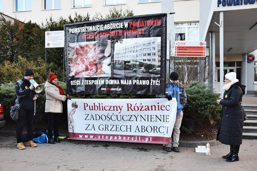 Kolejny protest antyaborcyjny pod oleśnickim szpitalem (ZDJĘCIA) 