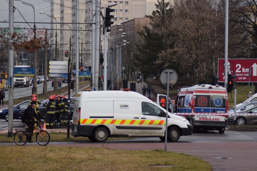 Karetka zderzyła się z samochodem osobowym w centrum Częstochowy [ZDJĘCIA] Nikt nie ucierpiał, ale utrudnienia w ruchu są poważne