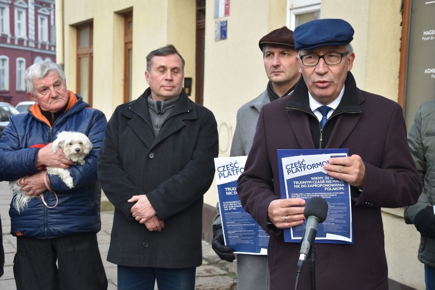 Cześć Platformo! W Tczewie odbyła się konferencja posła PiS Kazimierza Smolińskiego przed biurem Platformy Obywatelskiej